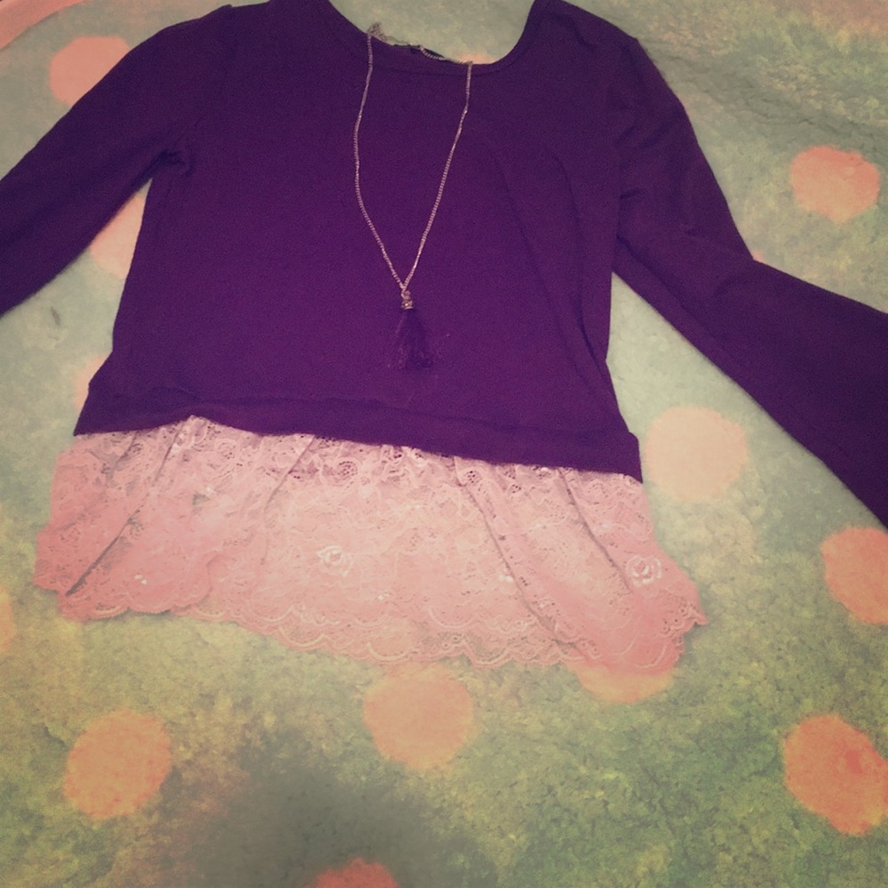 Shirt with lace and tassel necklace